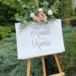 Біла тверда табличка для welcome zone з іменами молодят