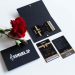 Маленький-стильний чорний пластиковий подарунковий сертифікат з конвертиком і логотипом